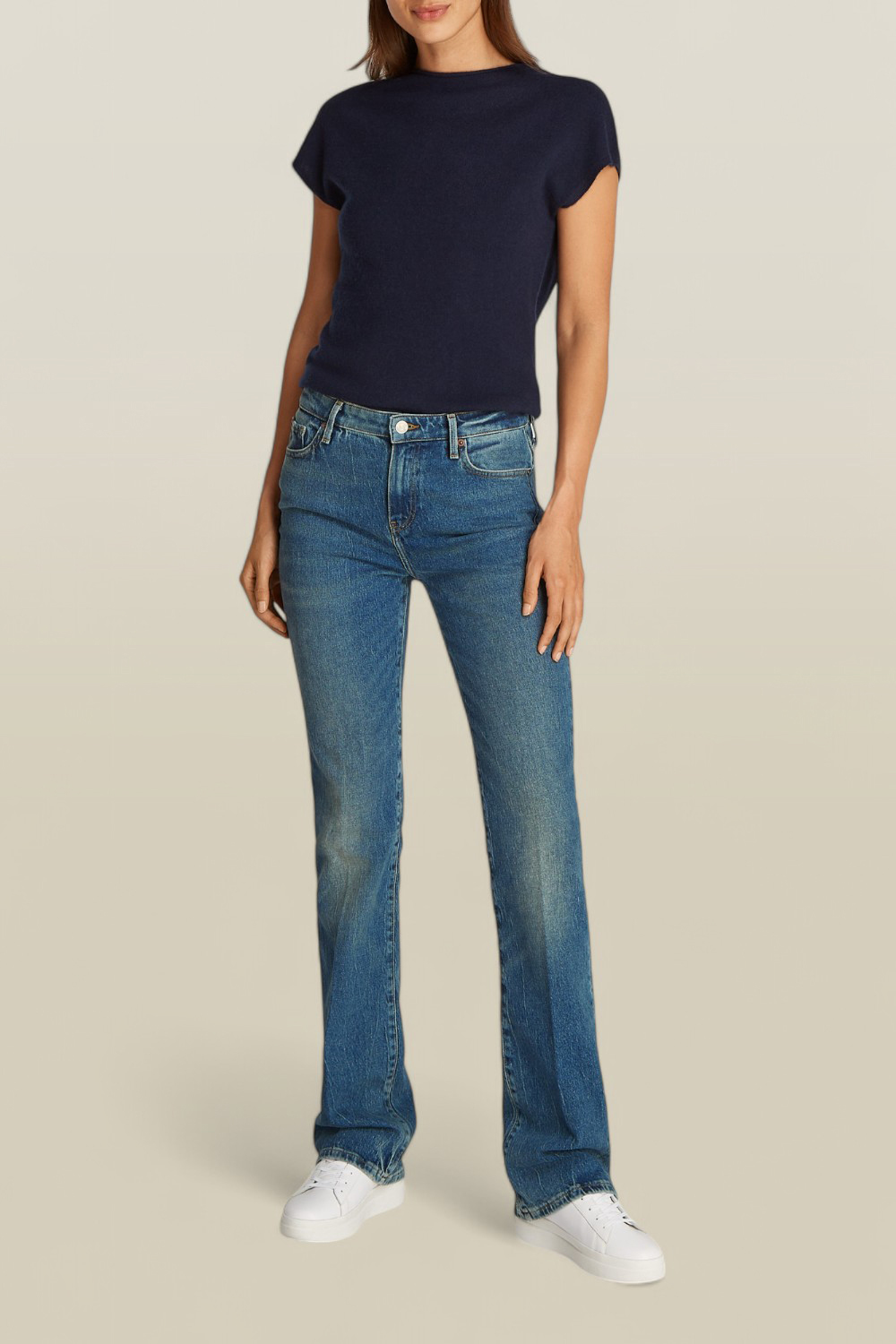 תמונת כל הלוק של מכנסי ג'ינס בגזרת בוטקאט